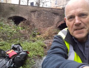 Cllr Richard Ackroyd collect rubbish at Willow Vale