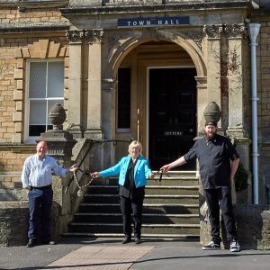 Photo of Frome mayors and deputy mayors handing over the chains of office