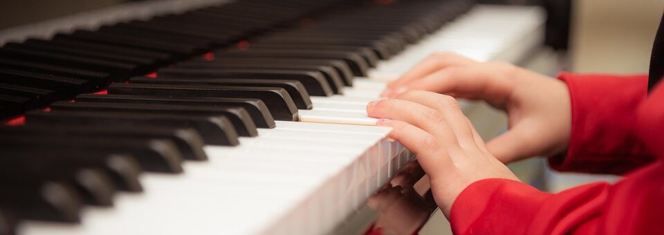 Childs hands playing piano